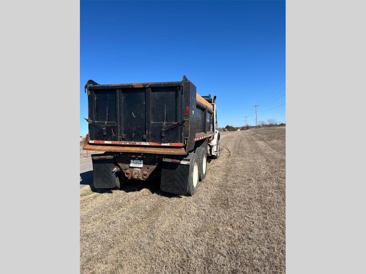 2017 Freightliner M2106