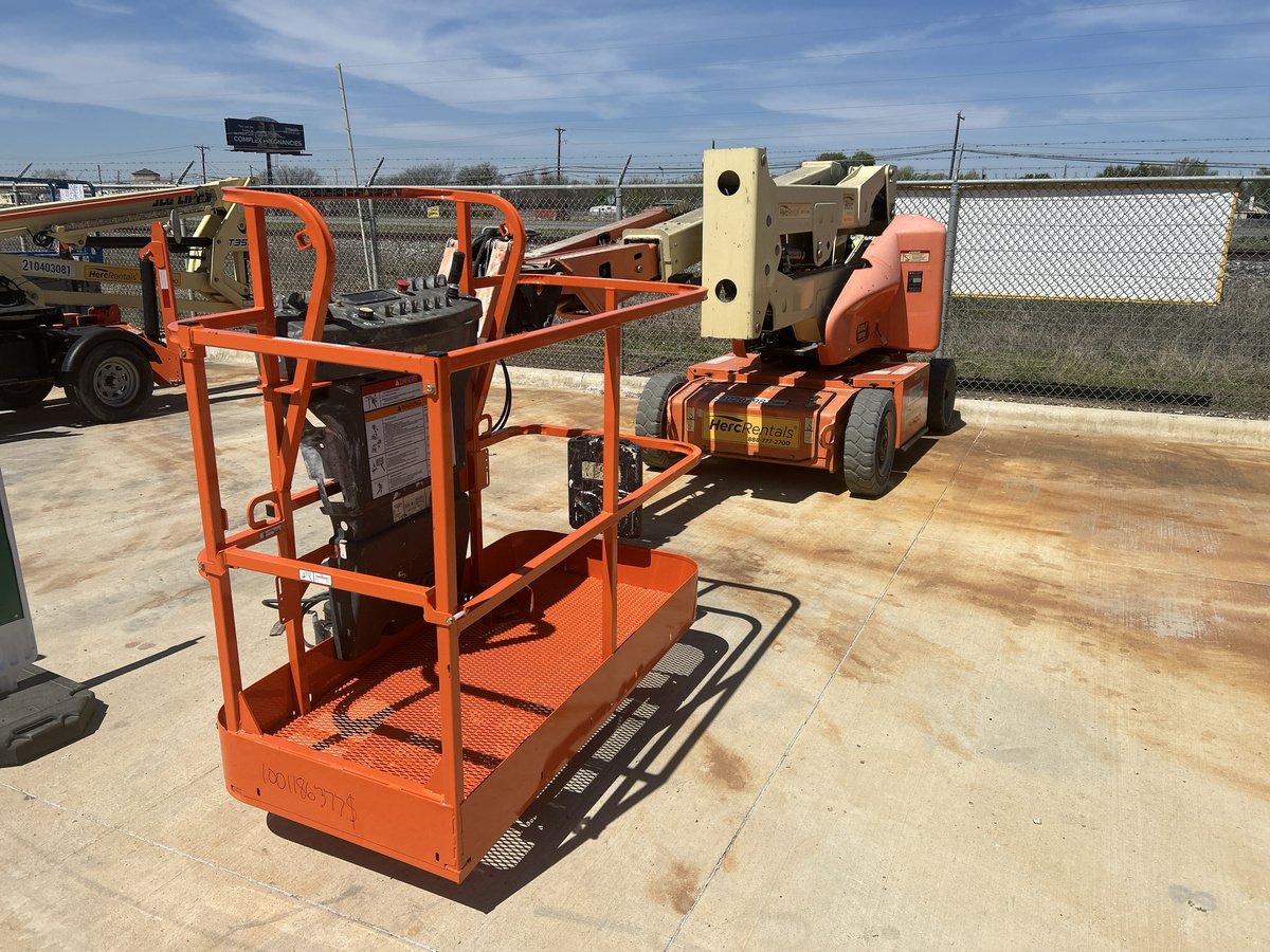 2017 JLG E400AJPN-13