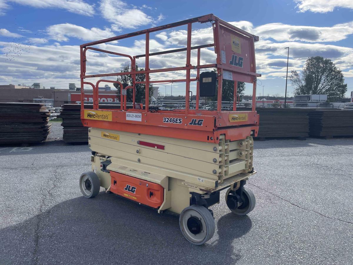 2018 JLG 3246ES