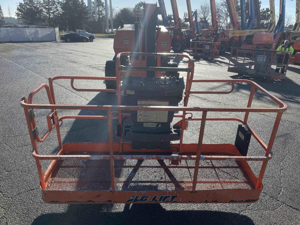 2018 JLG 800AJ