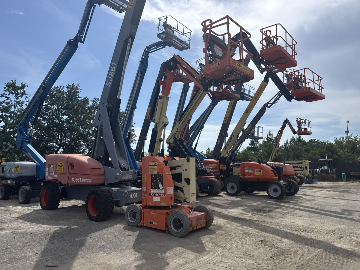 2016 JLG E300AJP-2