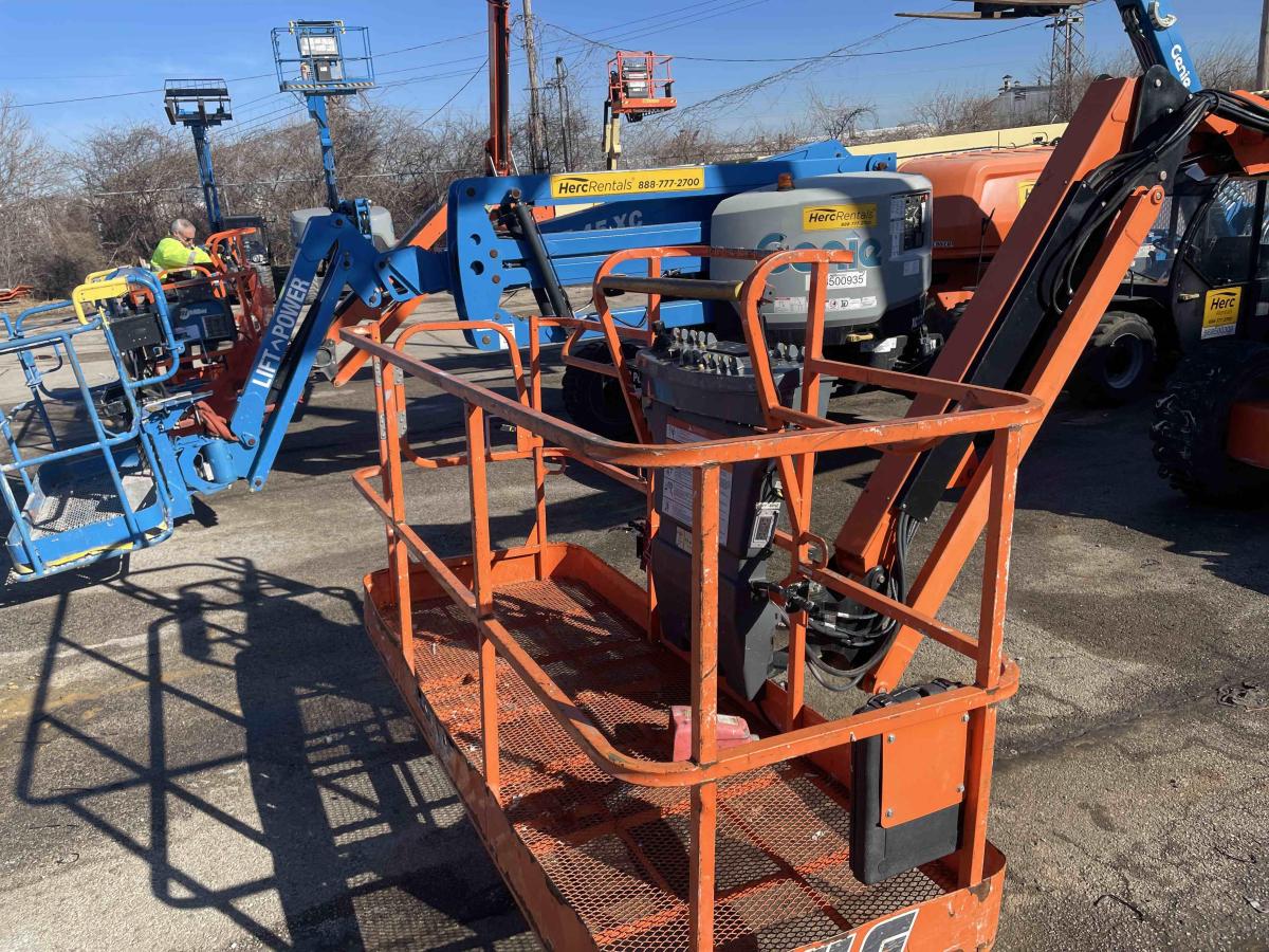 2013 JLG 600AJ