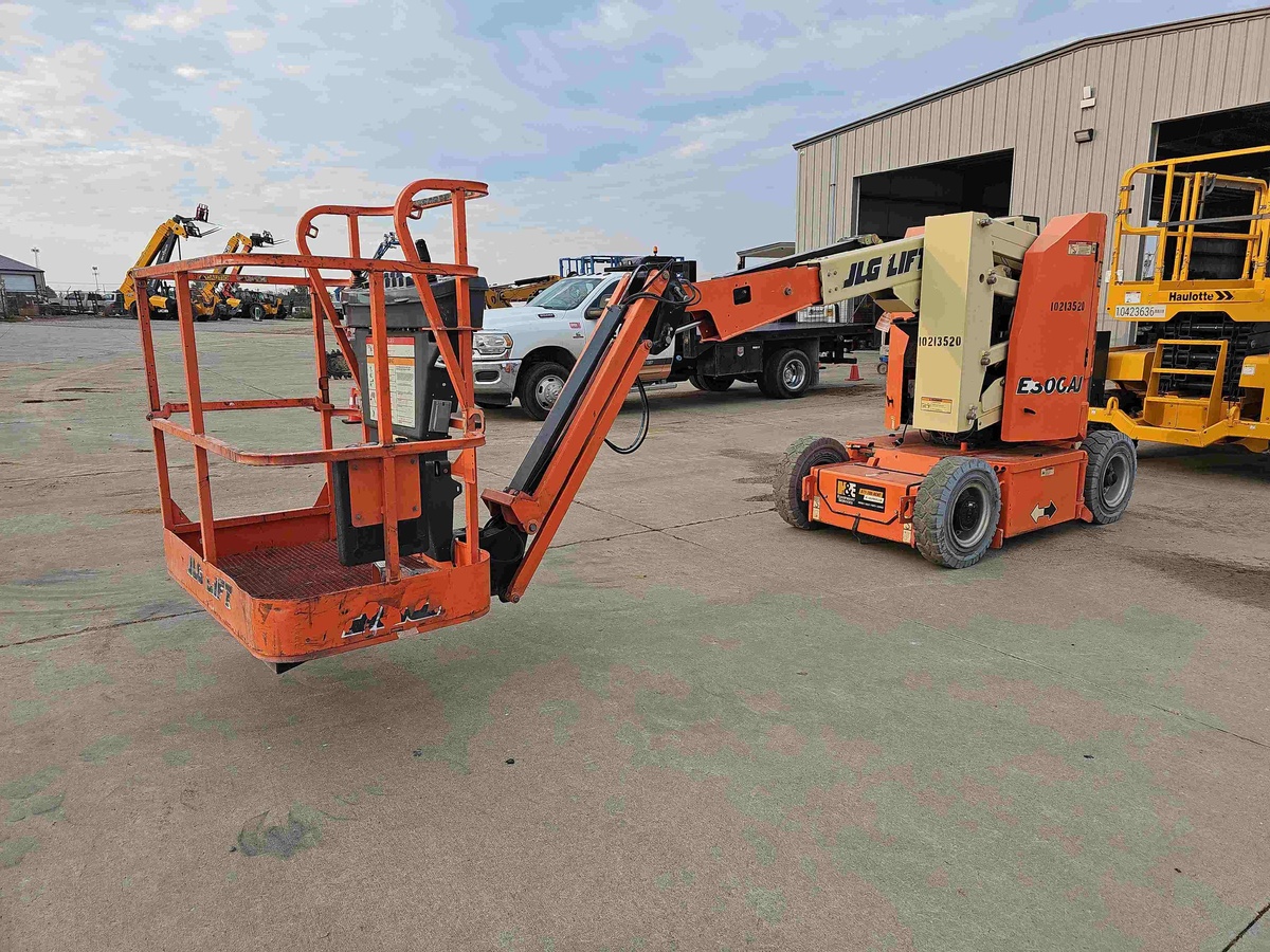 2017 JLG E300AJ-5