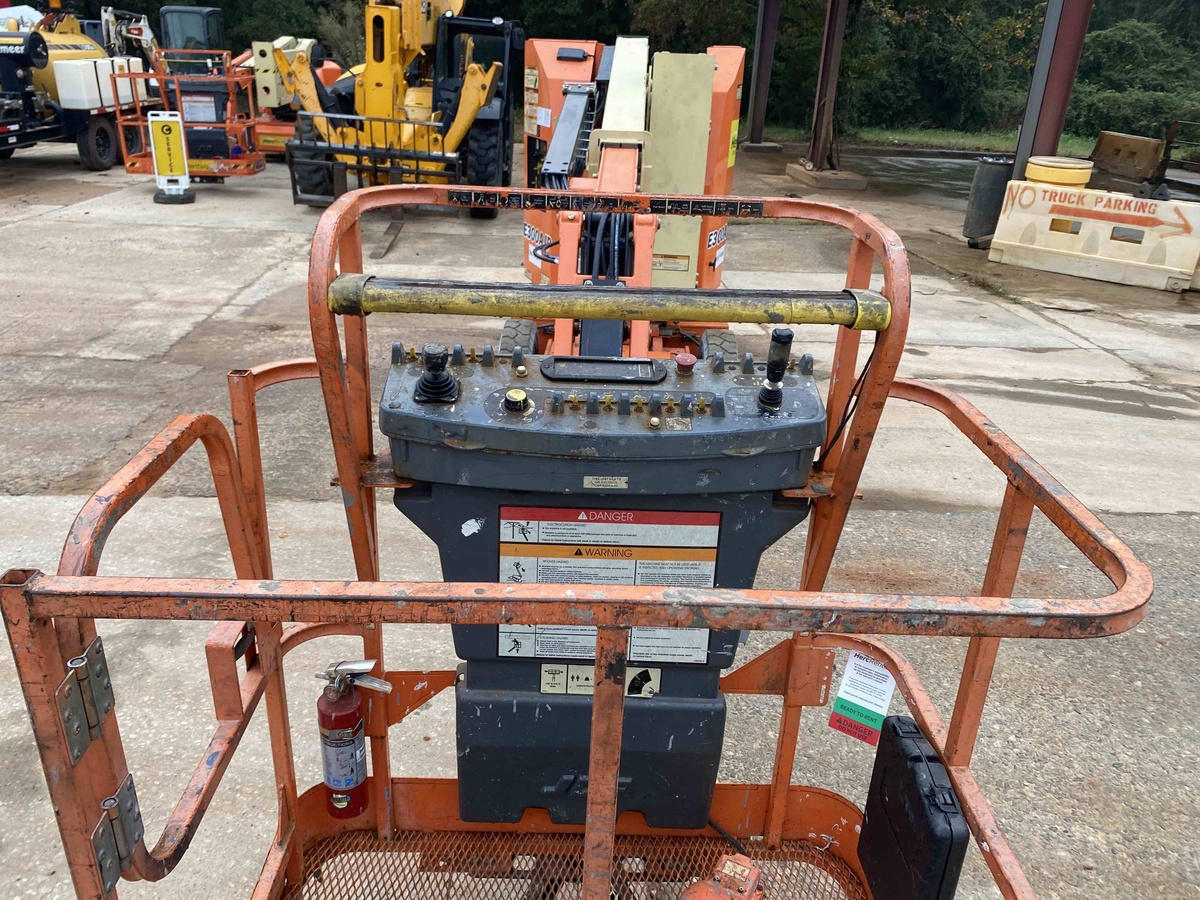 2017 JLG E300AJP-3