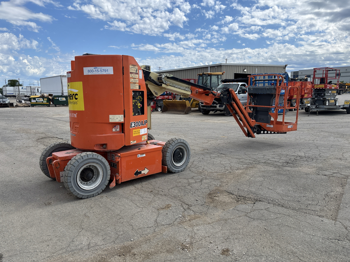 2017 JLG E300AJP-4