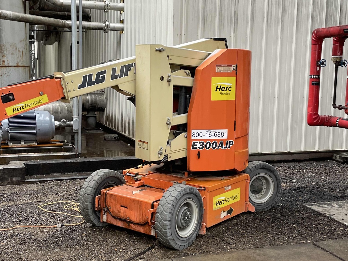 2017 JLG E300AJP-2
