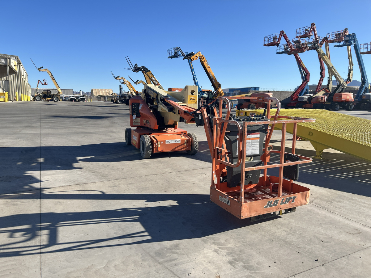 2016 JLG E400AJPN