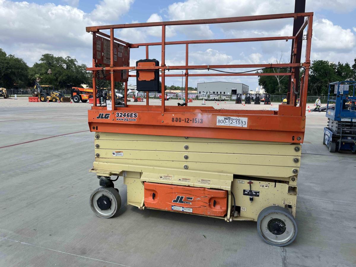 2016 JLG 3246ES