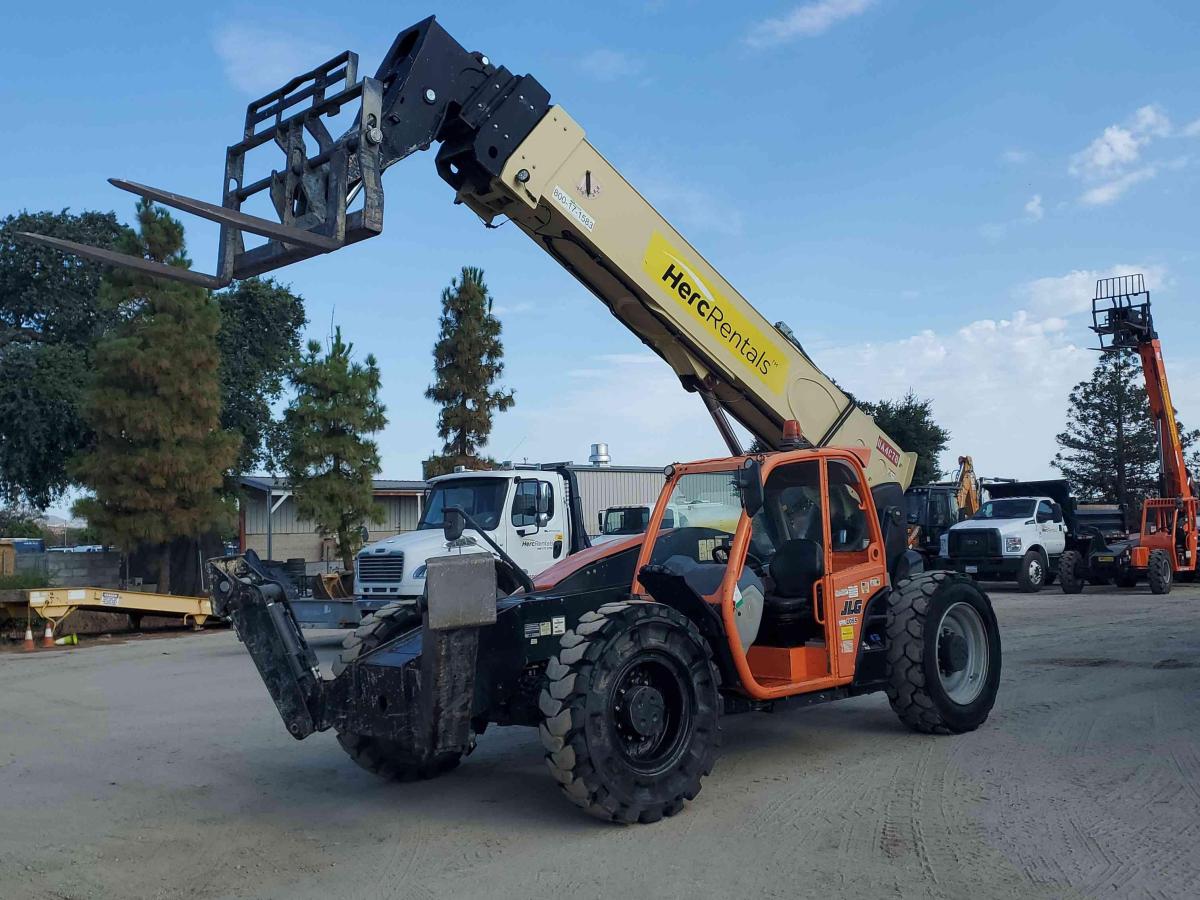 2017 JLG 1055