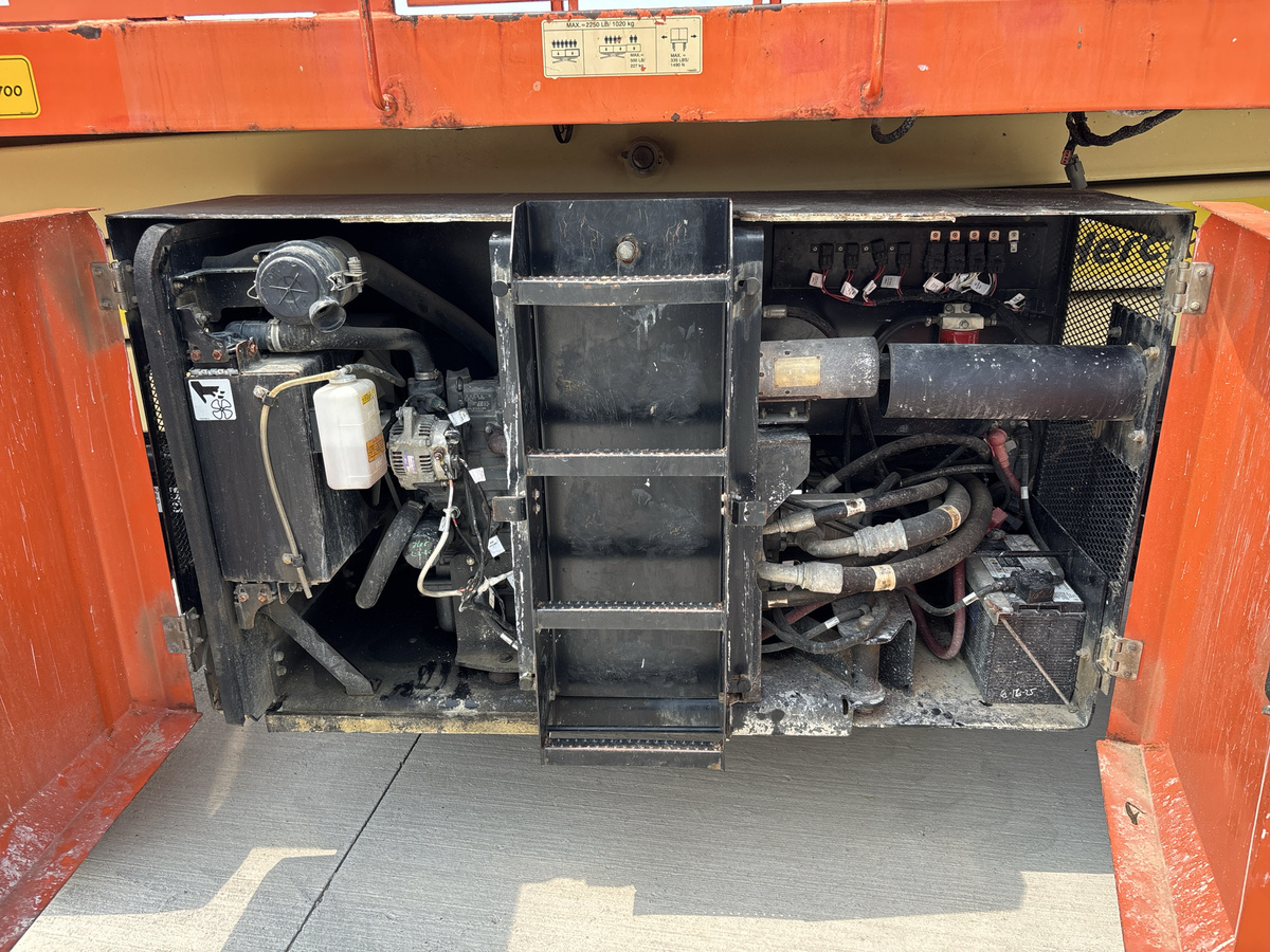 2017 JLG 330LRT-8