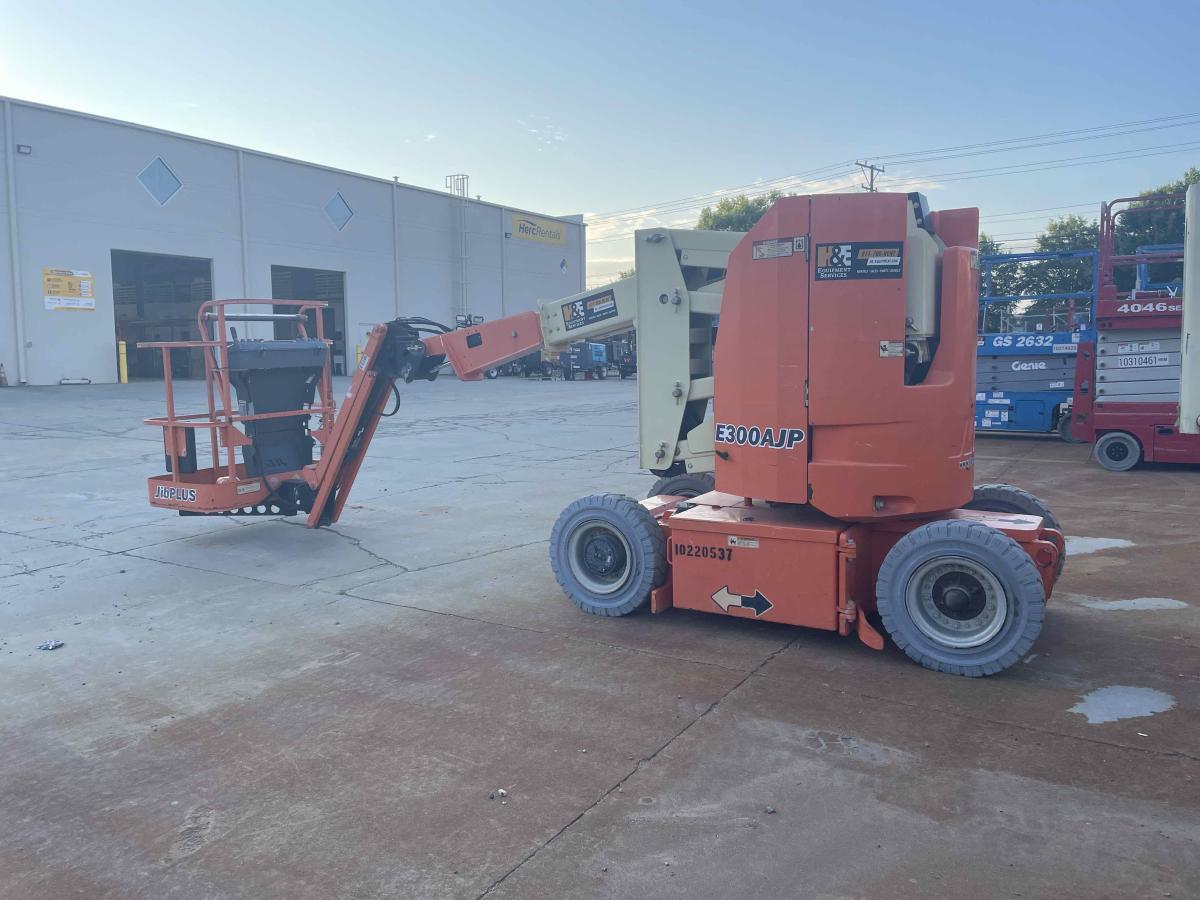 2017 JLG E300AJP-3