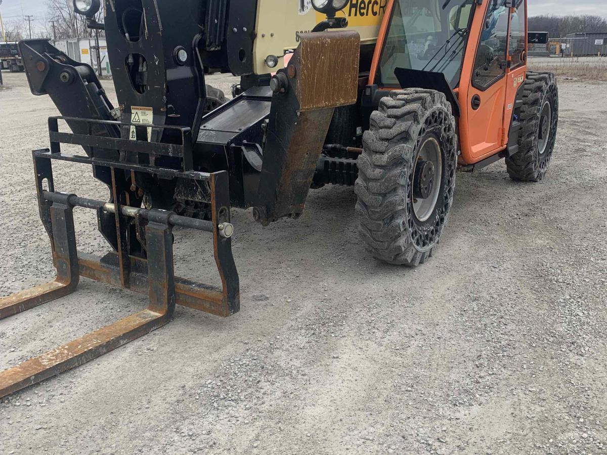 2016 JLG 1055