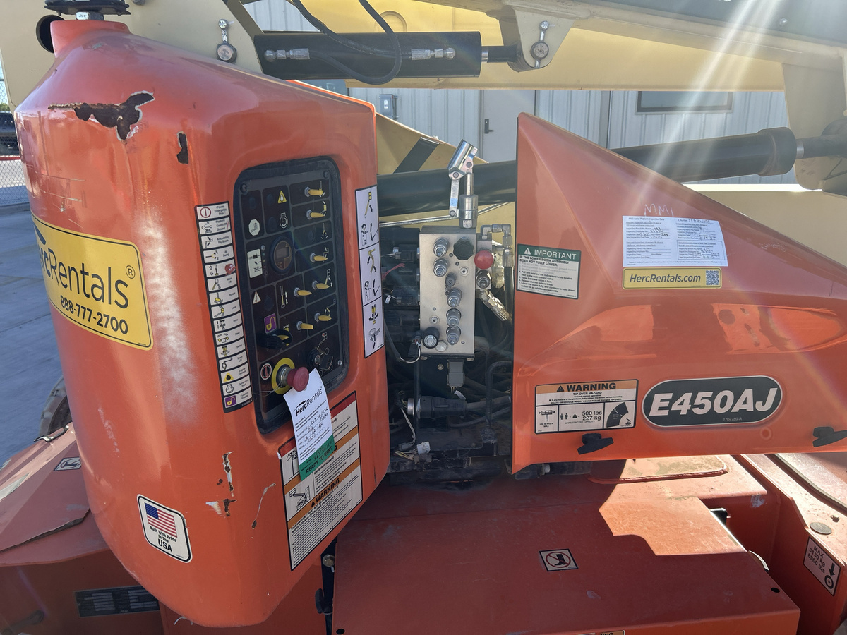 2016 JLG E450AJ-9