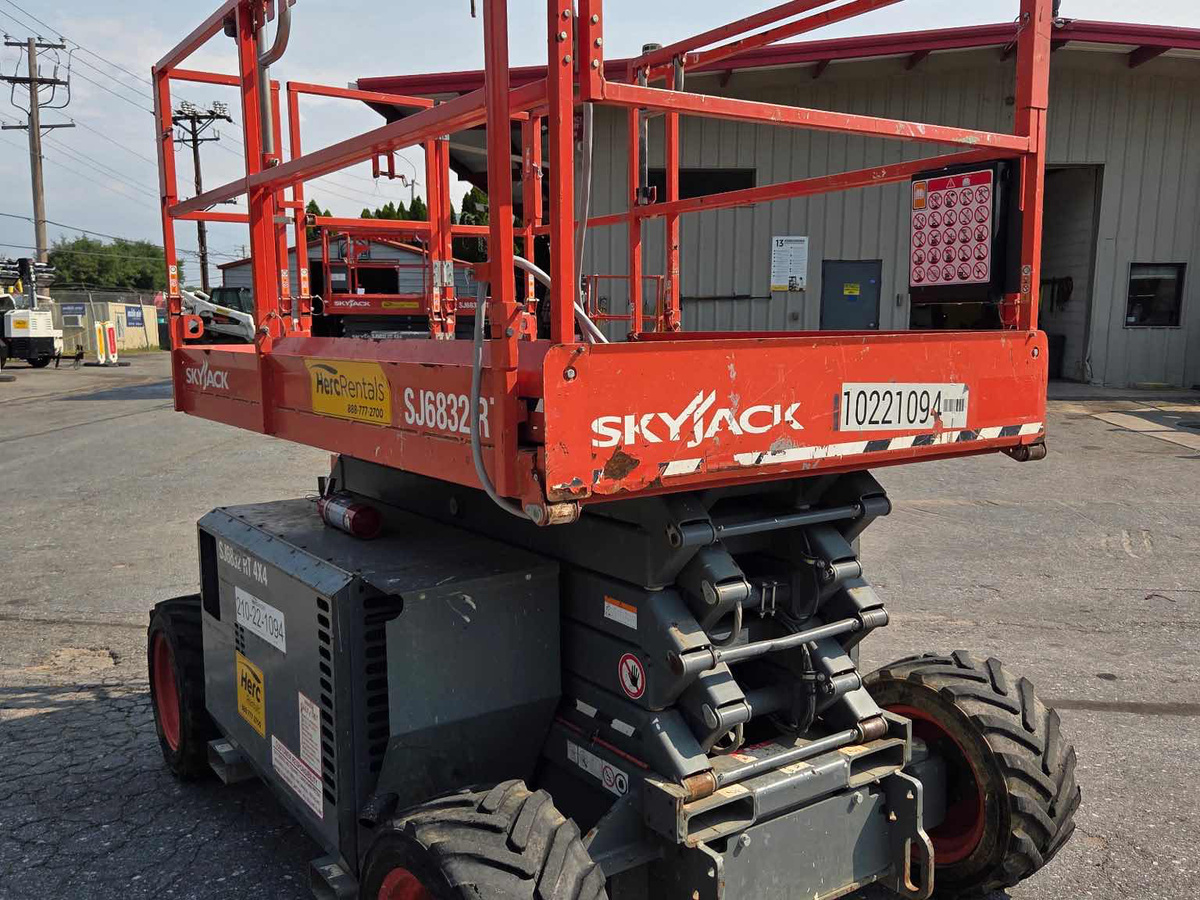 2017 Skyjack SJ-6832RT