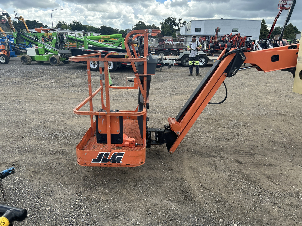 2017 JLG E450AJ-6
