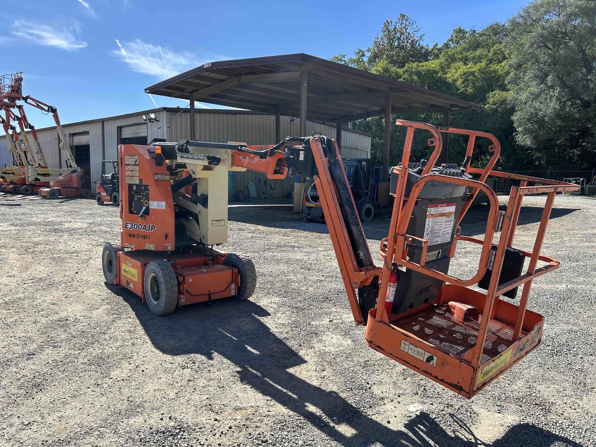2017 JLG E300AJP-3