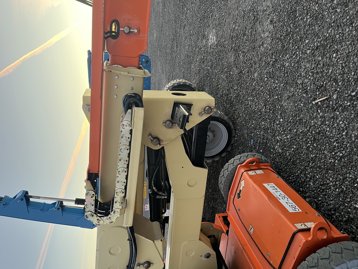2017 JLG E400AJPN-5