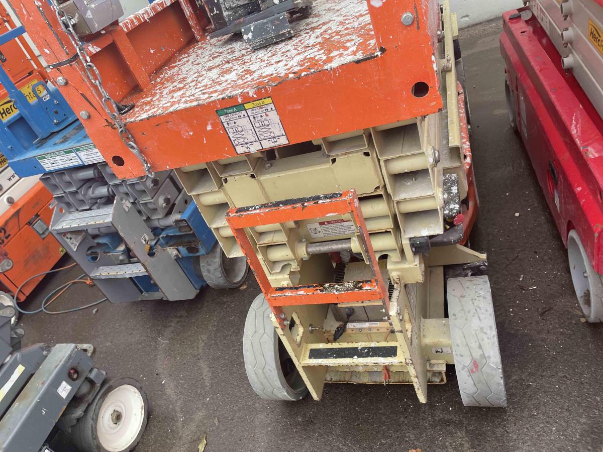 2017 JLG 2632ES