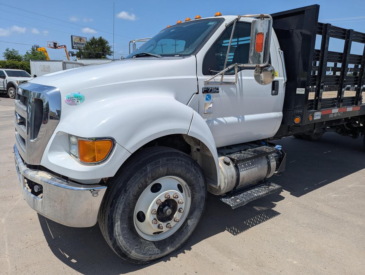 2015 Ford F750-2