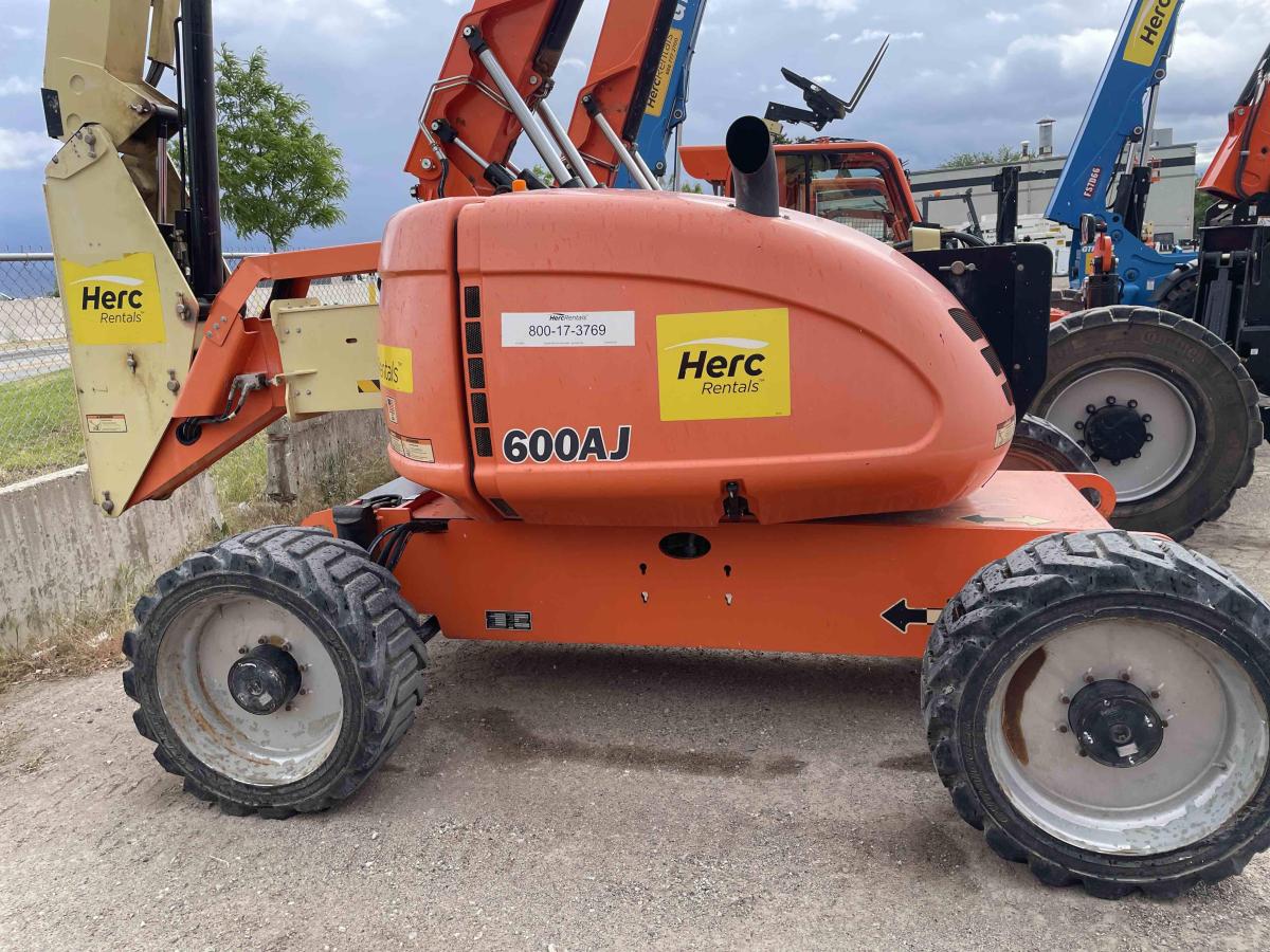 2017 JLG 600AJ