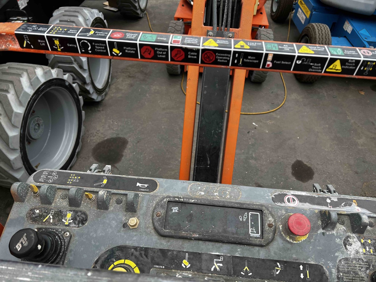 2017 JLG E300AJP-6