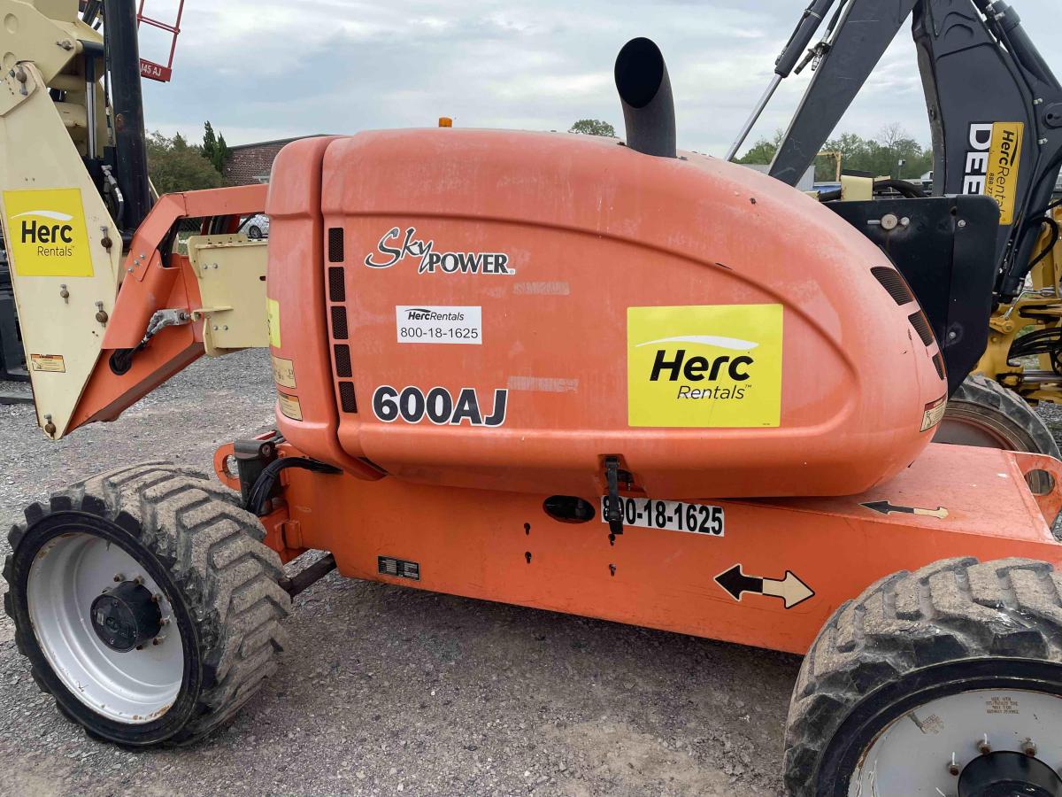 2017 JLG 600AJ