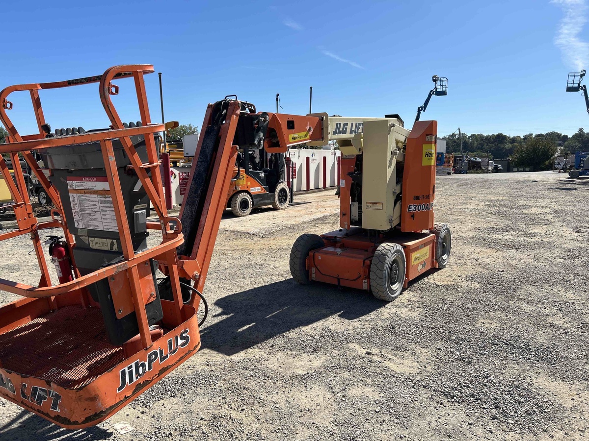 2017 JLG E300AJP-4