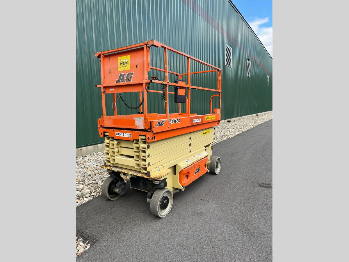 2017 JLG 3246ES