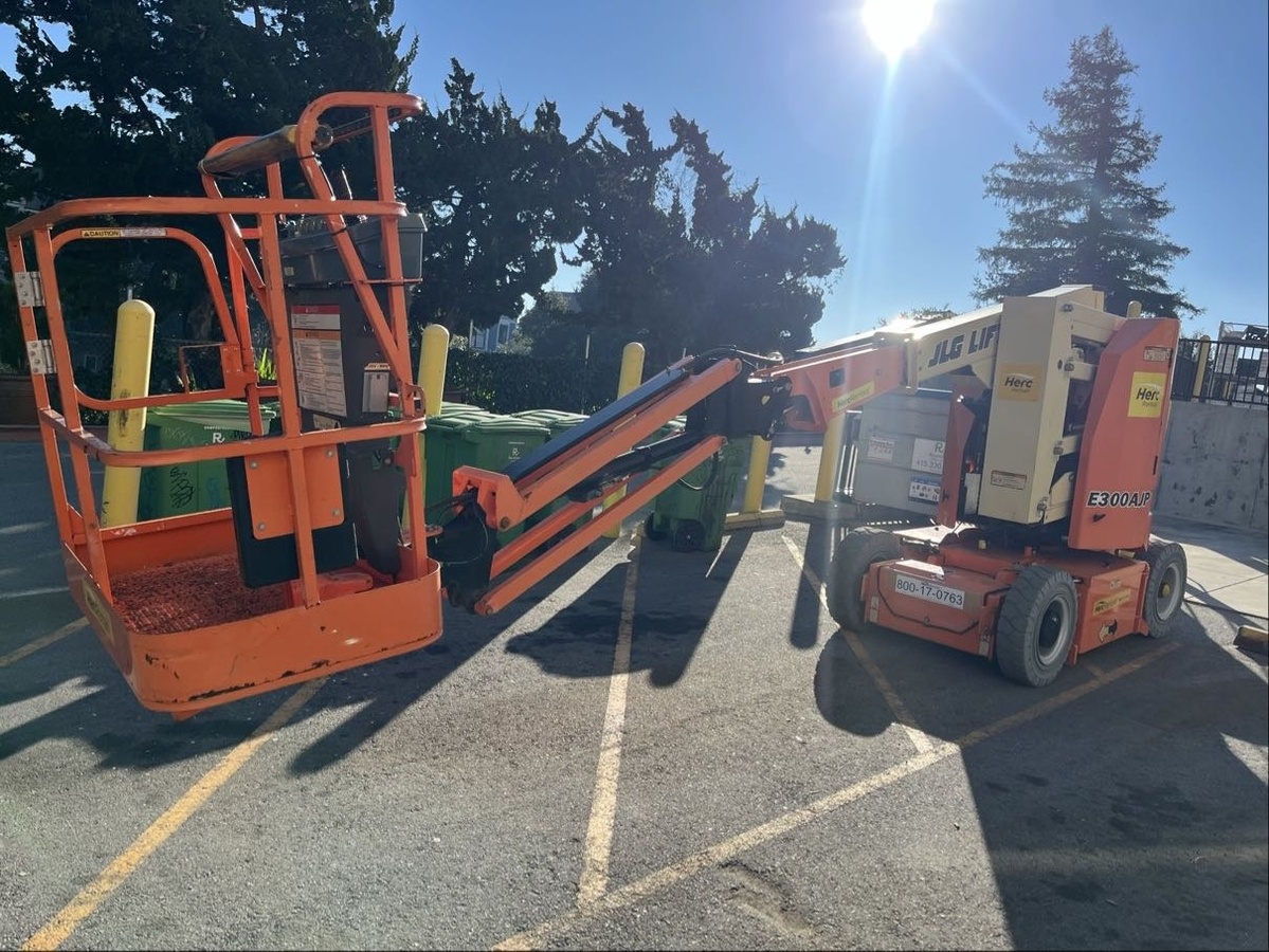 2017 JLG E300AJP-2