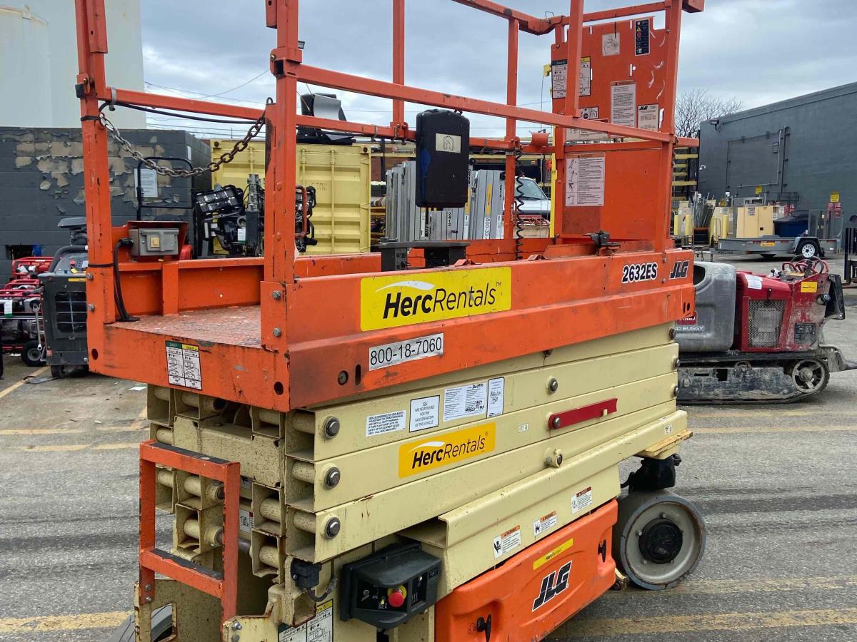 2017 JLG 2632ES