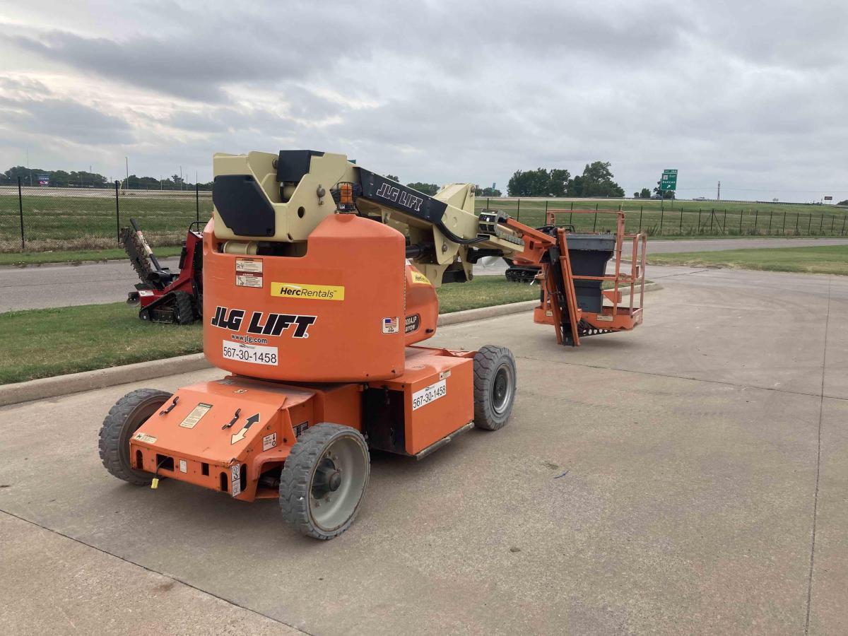 2016 JLG E400AJPN