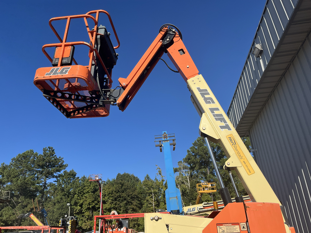 2017 JLG E300AJ-17