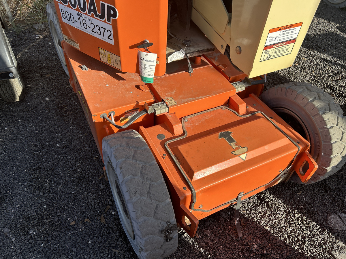 2017 JLG E300AJP-10