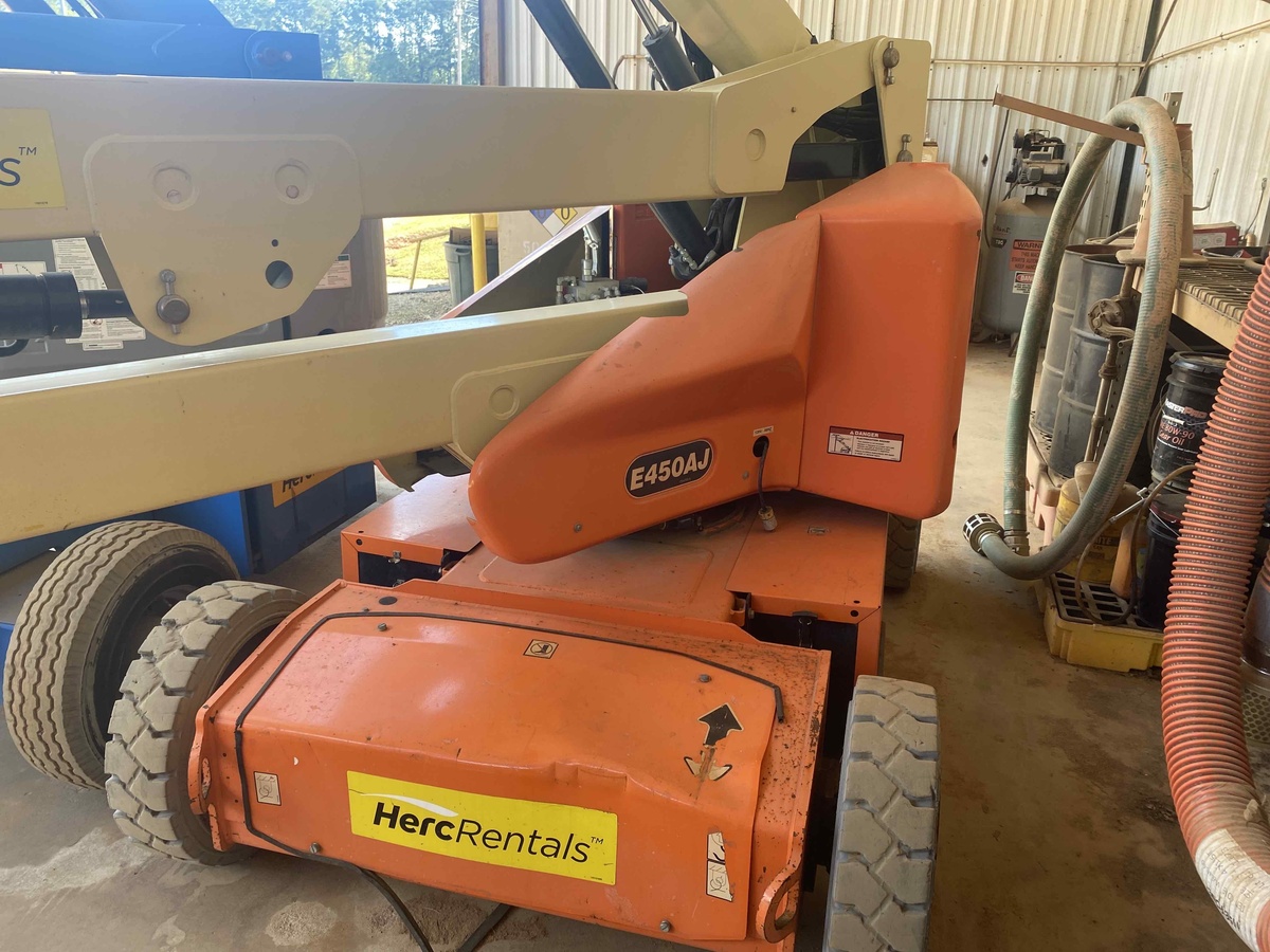 2017 JLG E450AJ-2