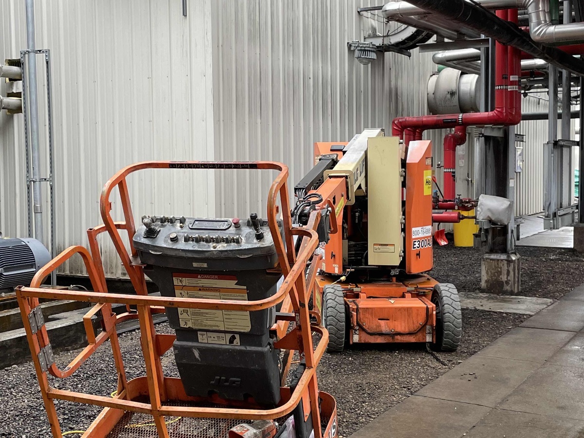 2017 JLG E300AJP-5