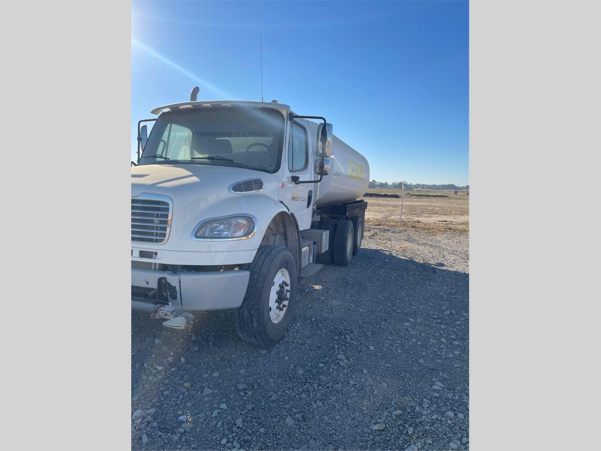 2017 Freightliner M2106