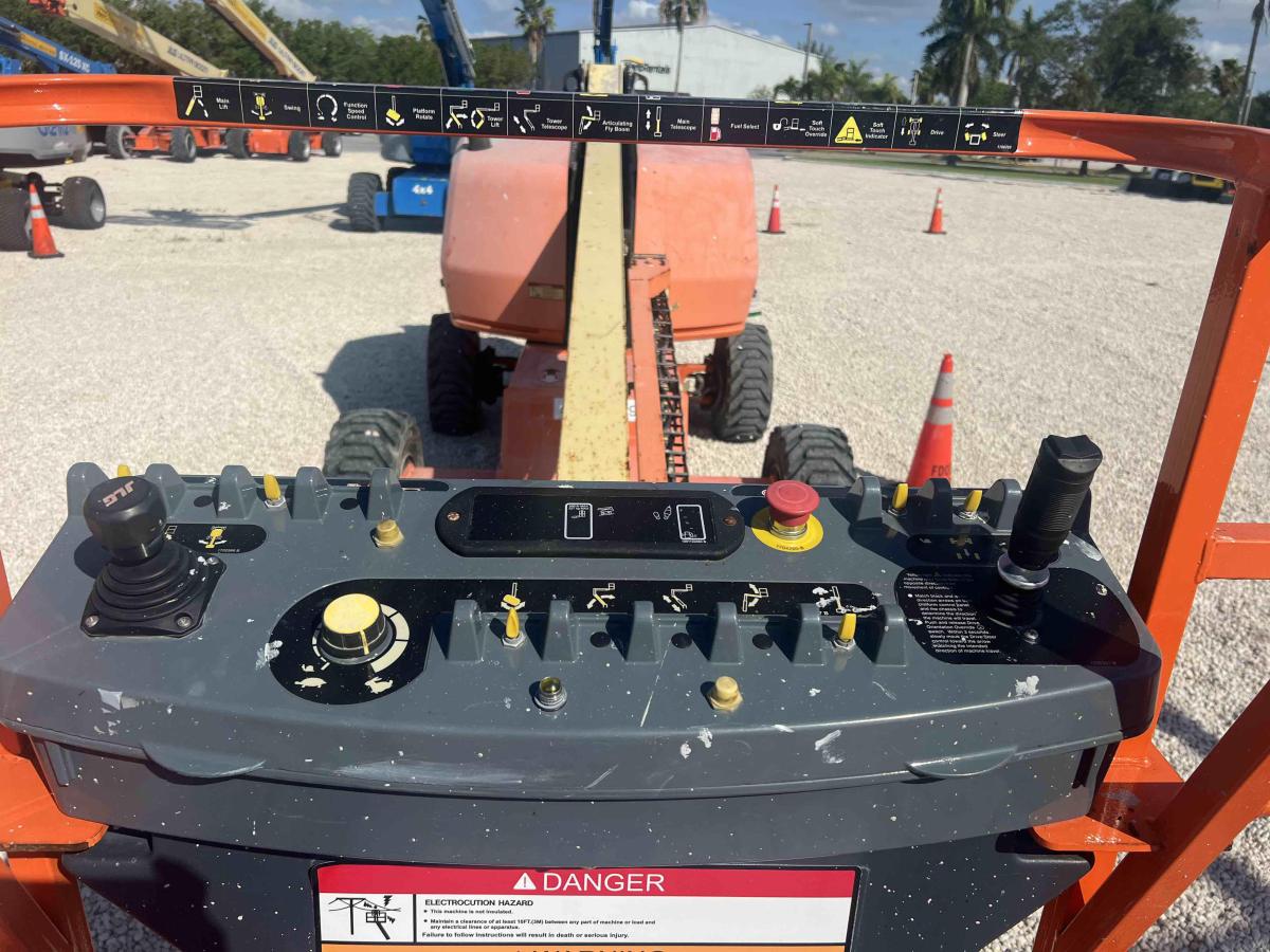 2017 JLG 400S