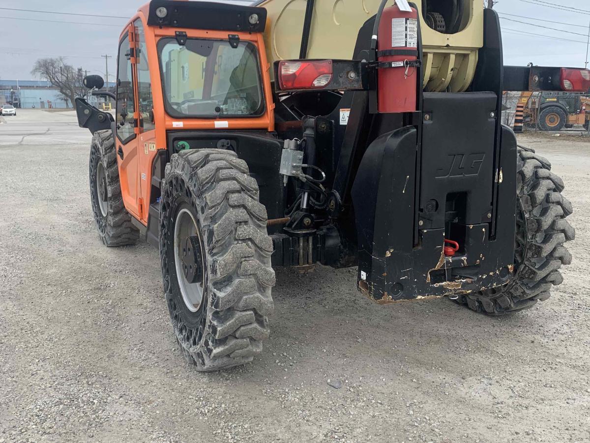 2016 JLG 1055
