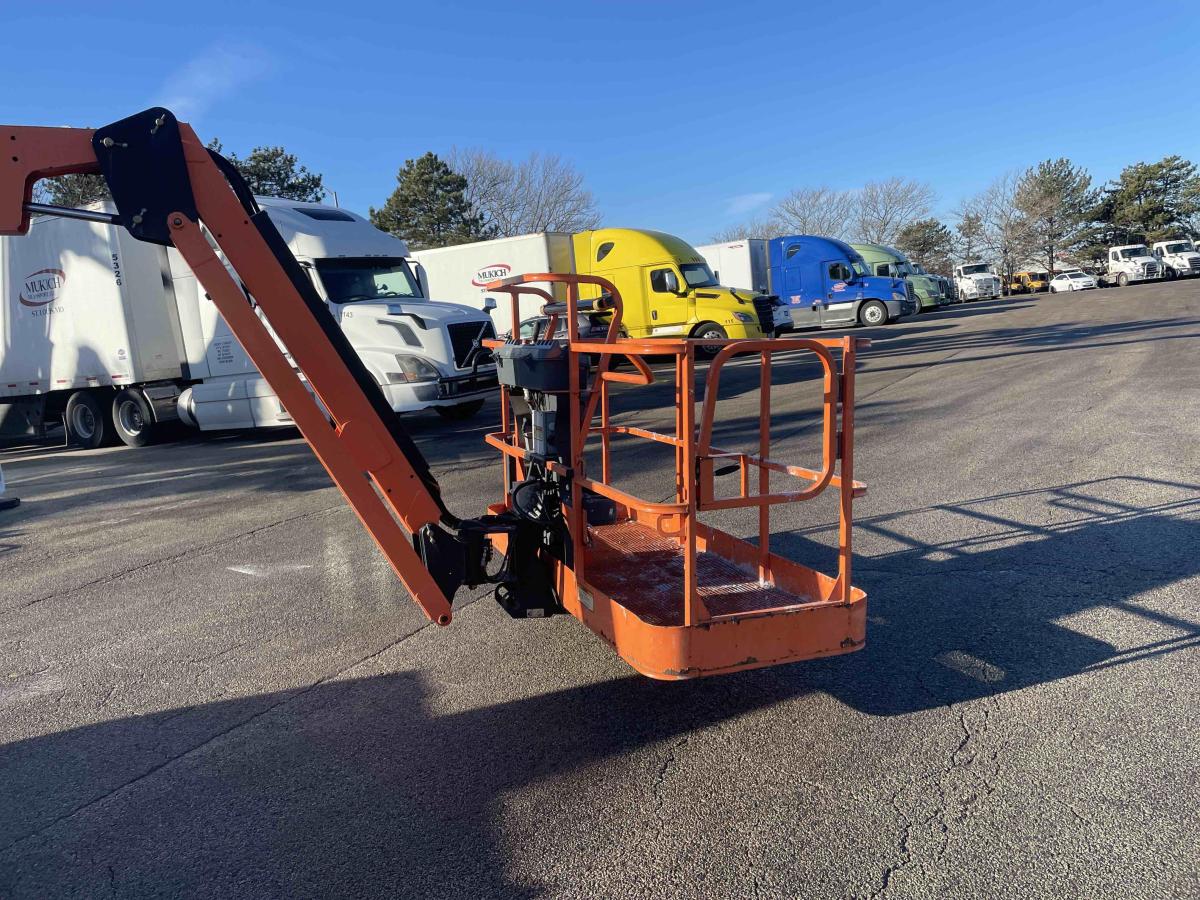 2018 JLG 800AJ