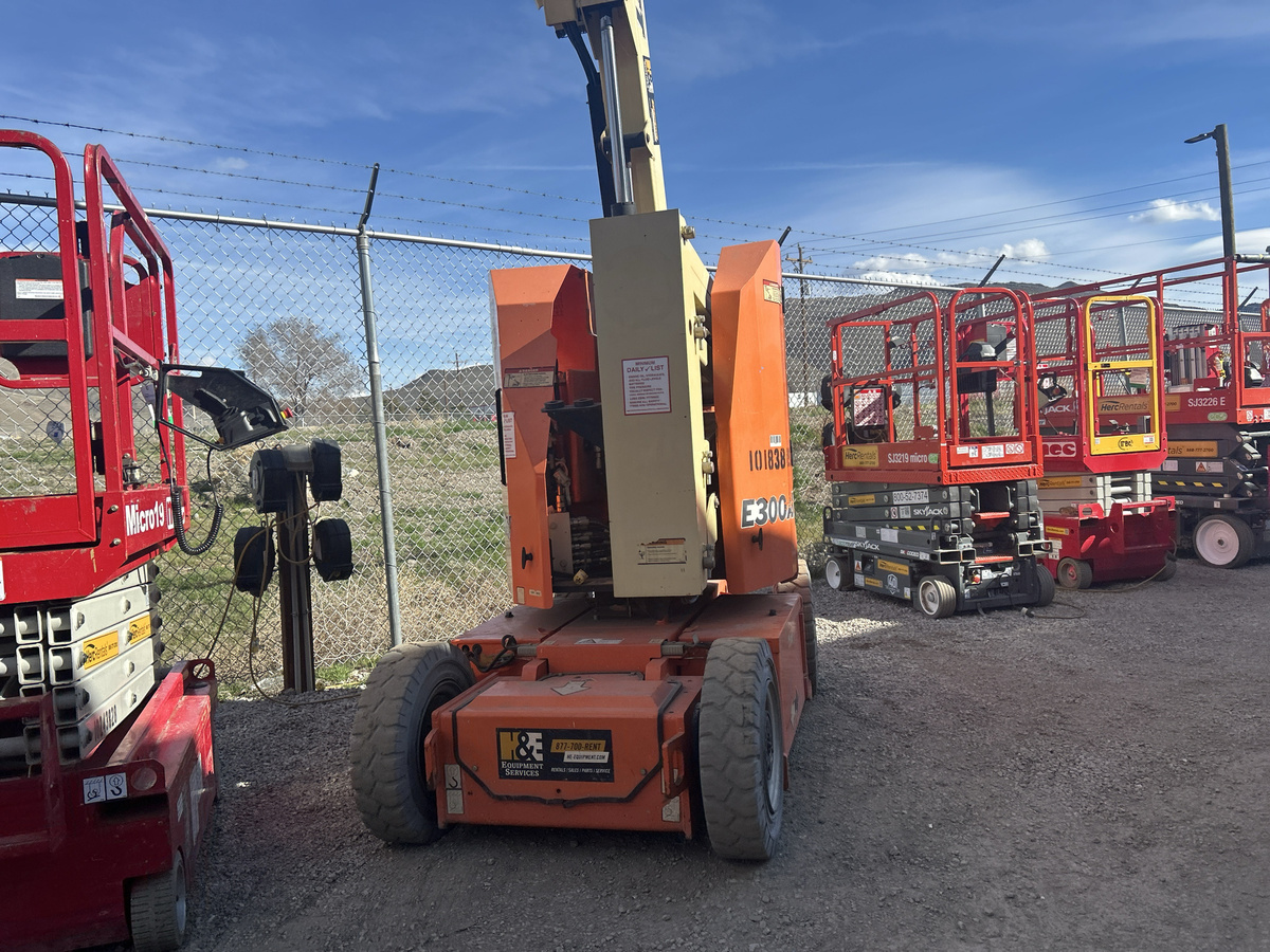 2016 JLG E300AJ-2