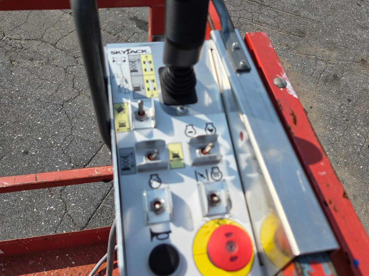 2017 Skyjack SJ-6832RT-6
