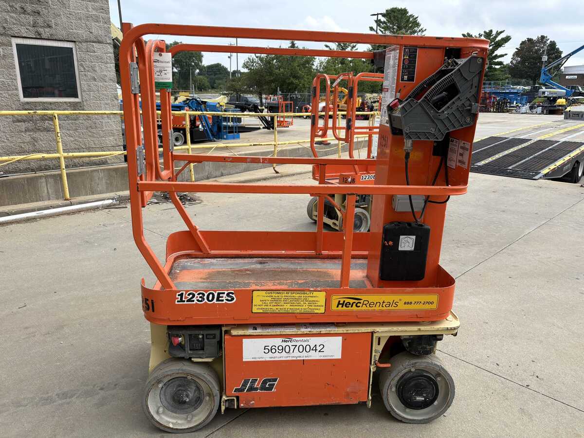2017 JLG 1230ES