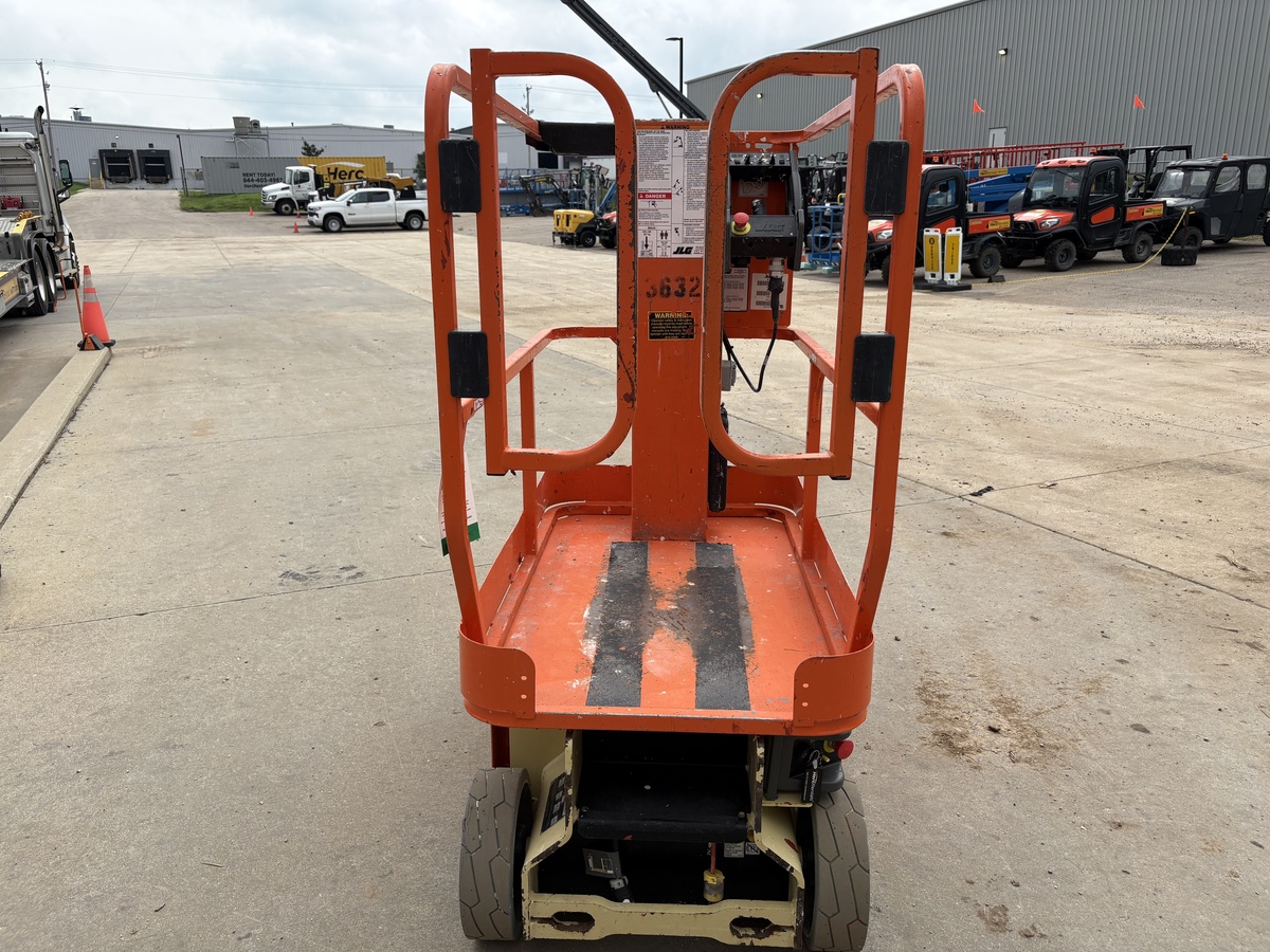 2015 JLG 1230ES