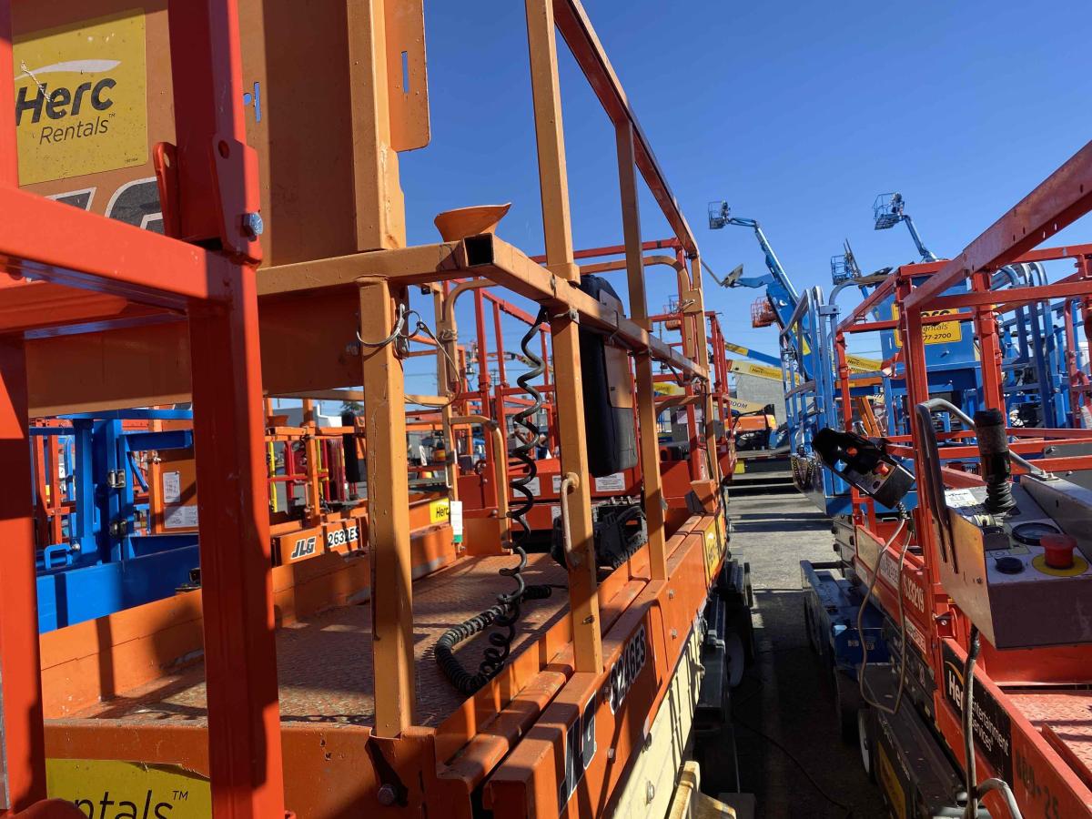 2017 JLG 3246ES