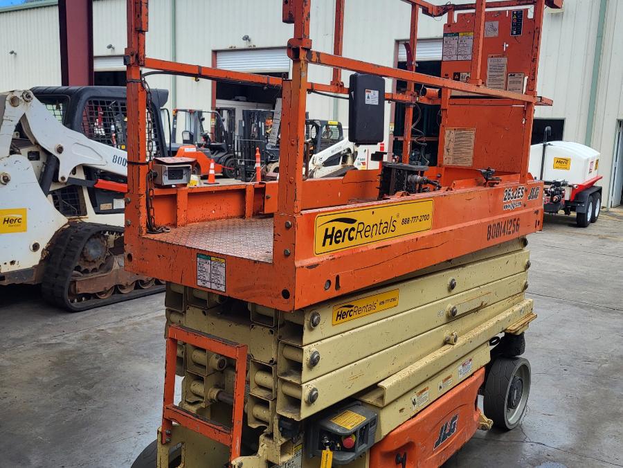 2017 JLG 2632ES