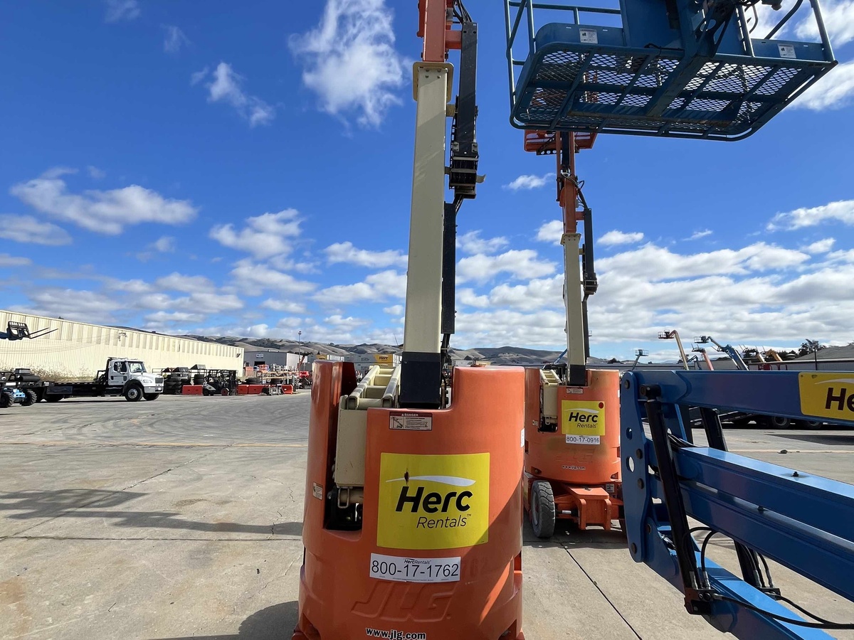 2017 JLG E300AJP-3