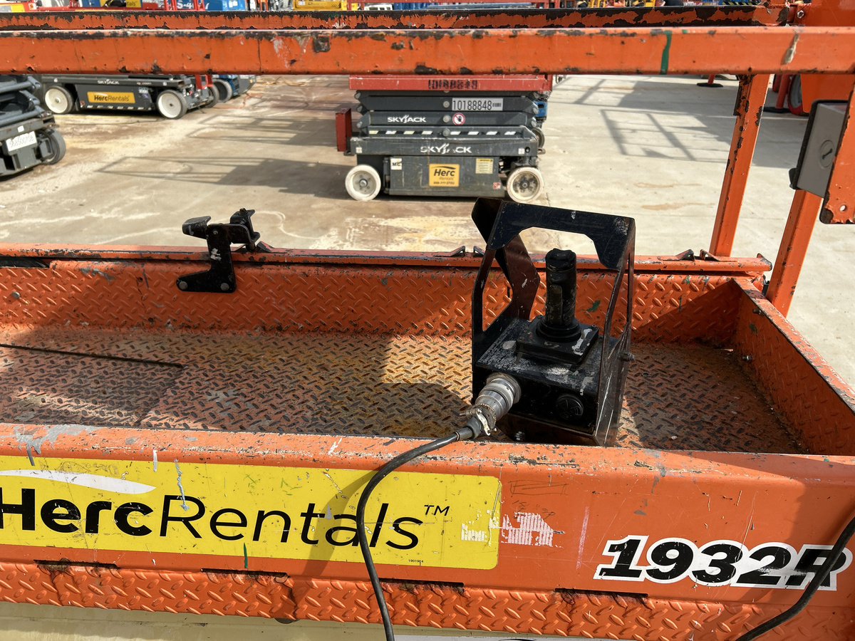 2018 JLG 1932R-8