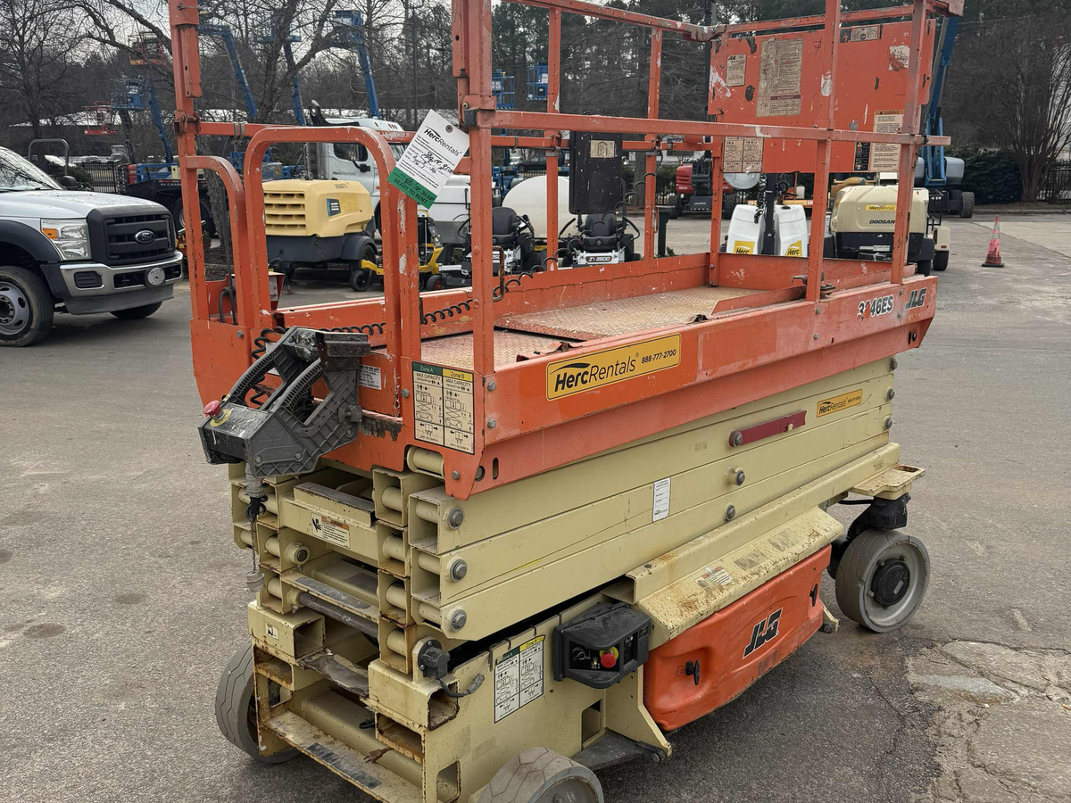 2017 JLG 3246ES