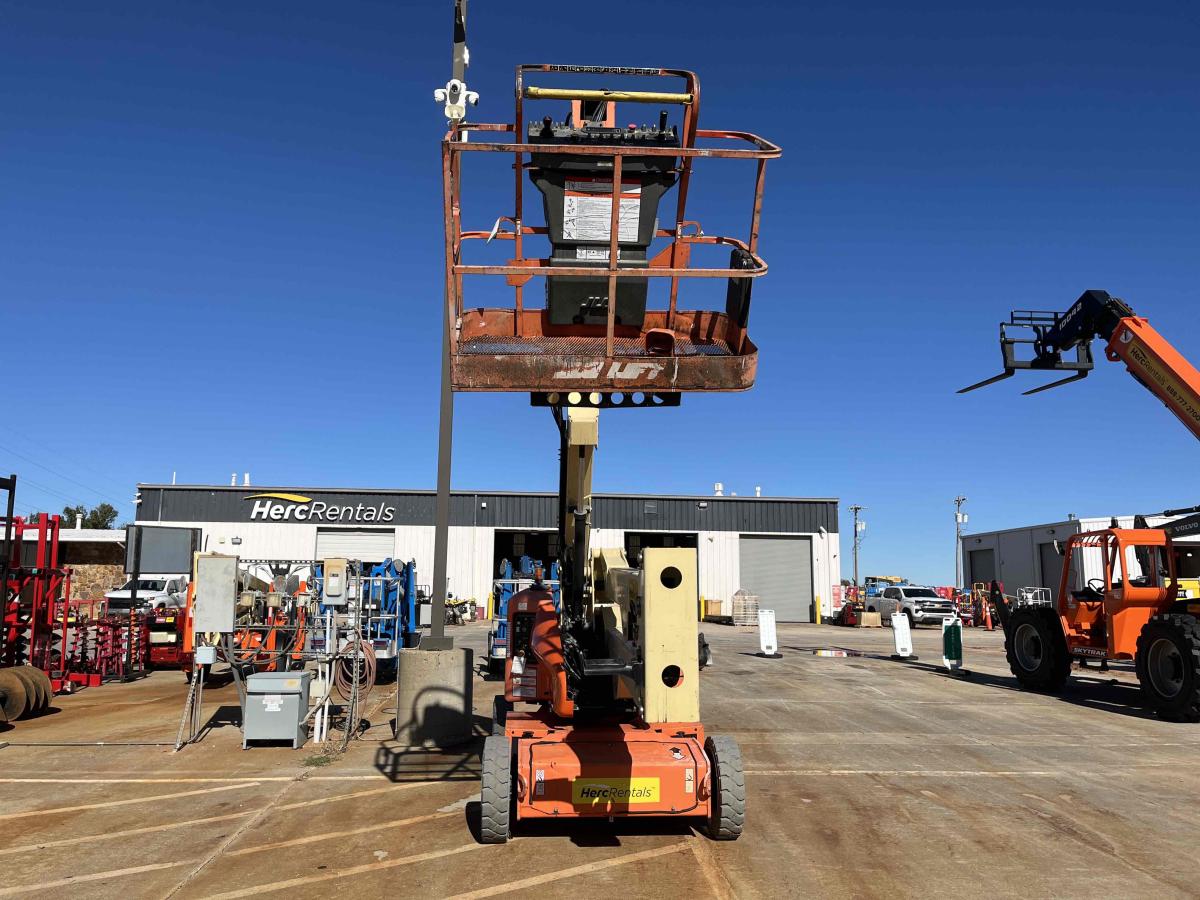 2017 JLG E450AJ