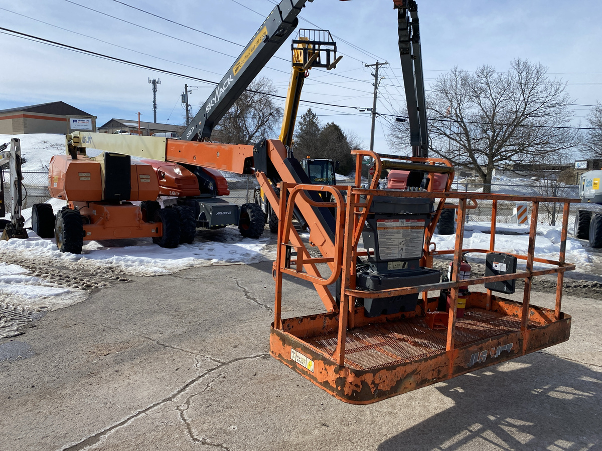 2017 JLG 800AJ